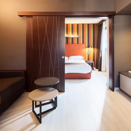 Hotel Fifty House Cellini Milán Exterior foto A sliding door