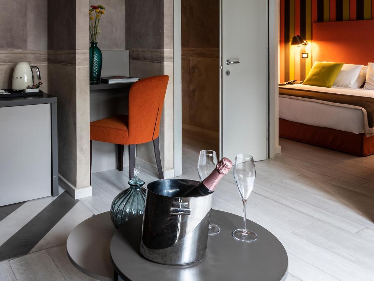 Hotel Fifty House Cellini Milán Exterior foto A champagne bucket