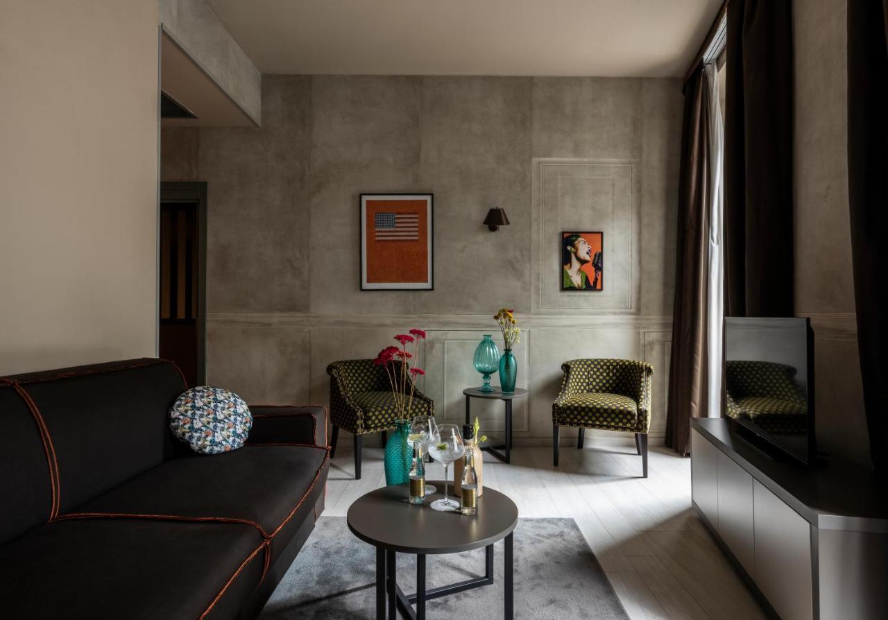 Hotel Fifty House Cellini Milán Exterior foto A room at the hotel