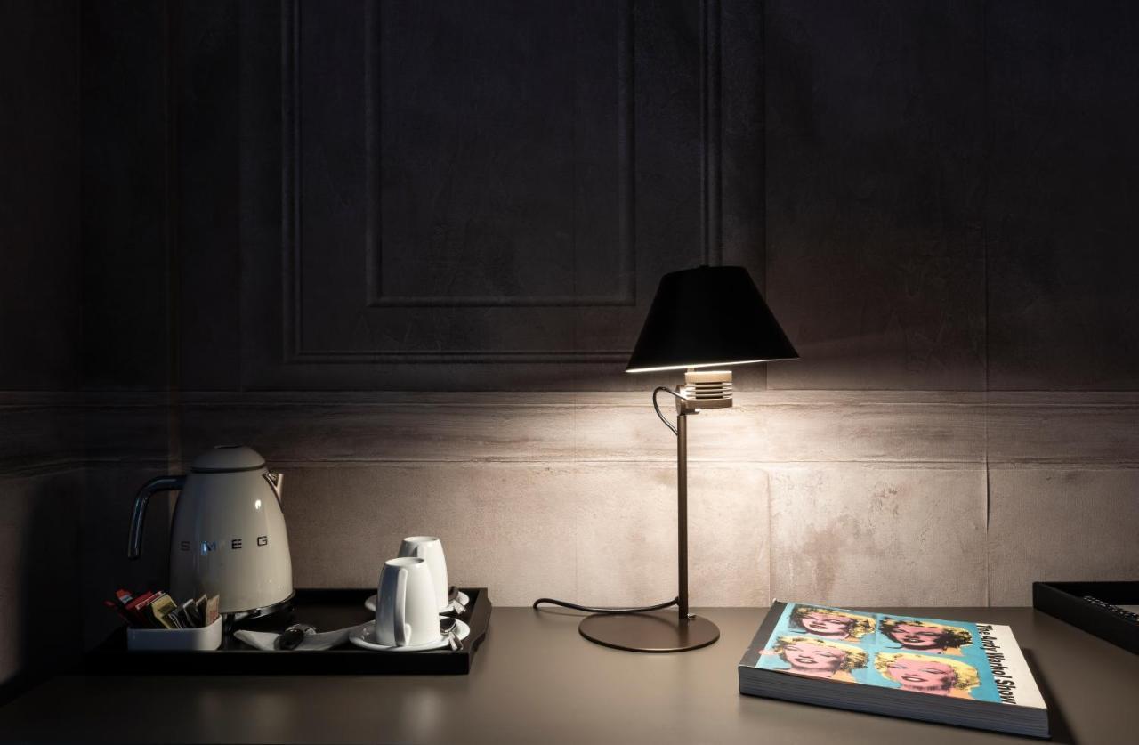 Hotel Fifty House Cellini Milán Exterior foto A table lamp