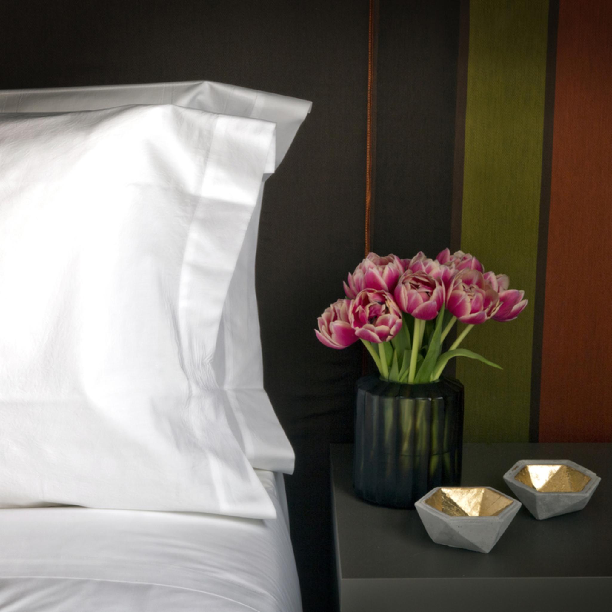 Hotel Fifty House Cellini Milán Exterior foto A pillow