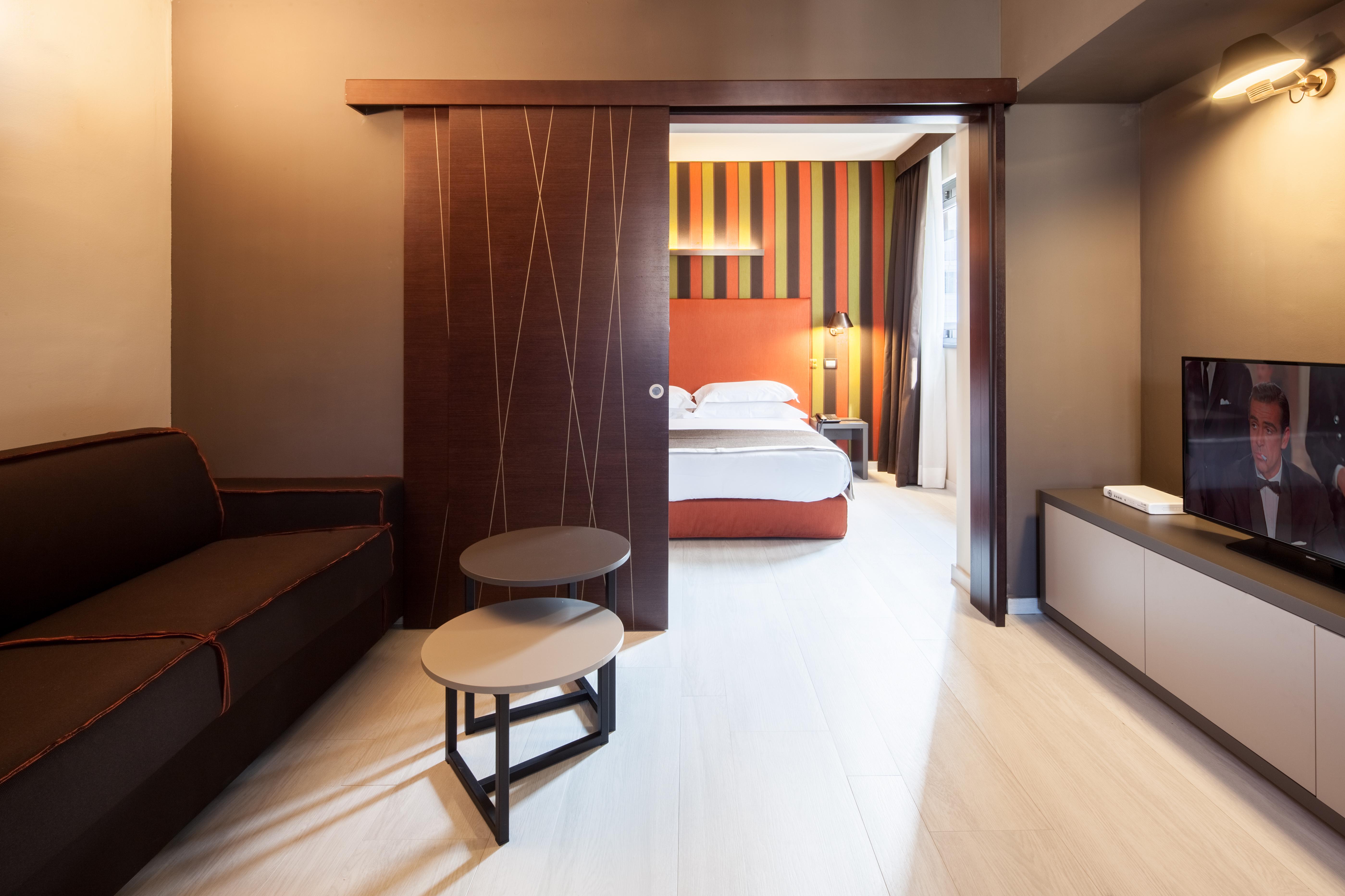 Hotel Fifty House Cellini Milán Exterior foto A sliding door