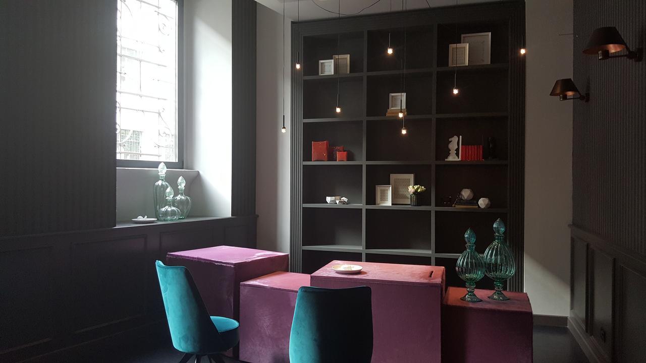 Hotel Fifty House Cellini Milán Exterior foto The interior of the library